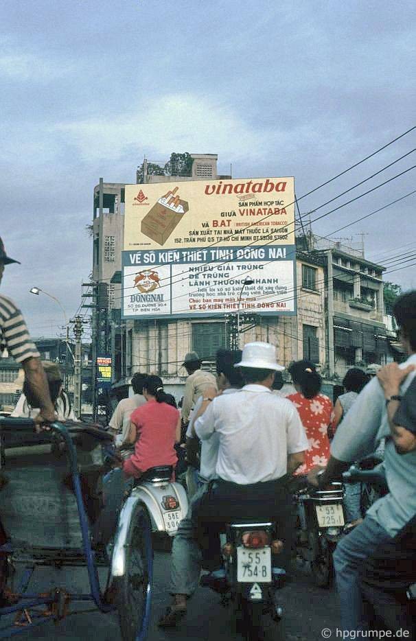 Một biển quảng cáo thuốc Vina trên đường phố Sài Gòn, 1991.